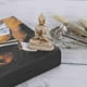thumbnail image 4 of Estatua de Buda, Adorno de Decoración de Mesa Artesanal de Meditación Hecho A Mano Con Budista Para Decoración Del Hogar, 4 of 7