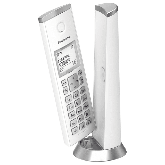 teléfono inalámbrico panasonic kx-tgk210mew color blanco vista 3/4 frontal del auricular en base vertical, pantalla LCD en español mostrando número, teclado numérico y botones de navegación, sistema DECT con indicador de conferencia y base con acabado plateado; a menudo se usa como teléfono secundario en oficinas domésticas.