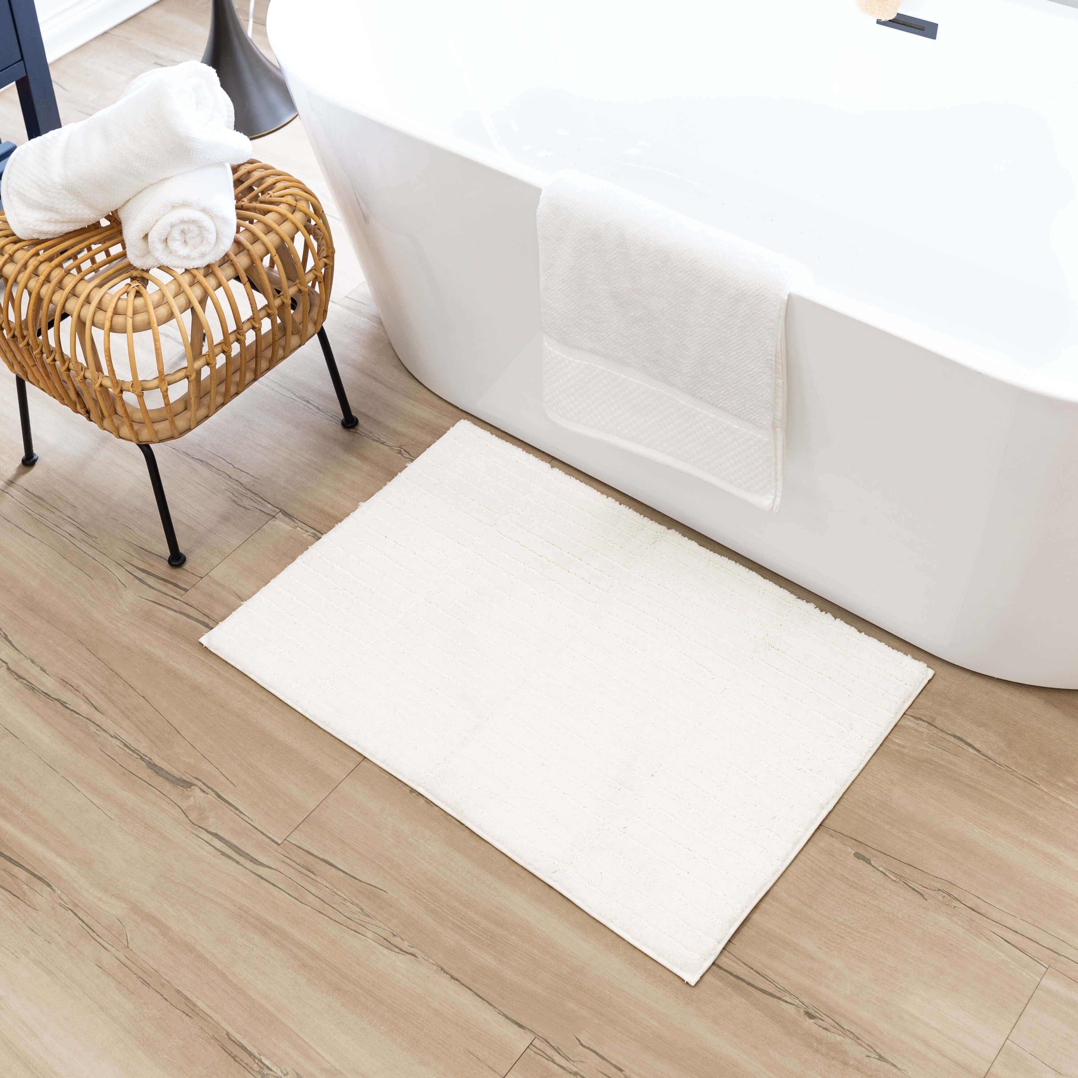 Mohawk Sanctuary Bath Mat Soft Absorbent Quick Dry Machine Washable Non-Slip Bathroom Mat, White, 20" x 34"
