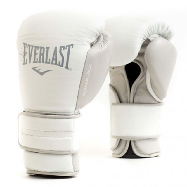 guante de entrenamiento everlast powerlock2 12oz (blanco/gris) par en vista 3/4 frontal; forma acolchada con cierre ancho de muñeca de velcro, logo Everlast en gris en el dorso y paneles laterales gris claro con texto POWERLOCK, superficie lisa tipo piel sintética sobre fondo neutro; a menudo usado también para sesiones de mitts y entrenamiento en saco.