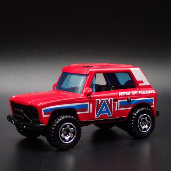 Open Box INTERNATIONAL SCOUT W HITCH ASPEN SKI HOLIDAYS RED 1:64 SCALE DIECAST MODEL CAR