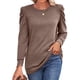 thumbnail image 3 of Top de manga larga con hombros plisados, cuello redondo, color puro, corte holgado, jersey informal para mujer, Top para otoño invierno, marrón L, 3 of 6