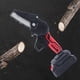 thumbnail image 4 of Handy Electric Chain Saw Recargable con 4 pulgadas 4000RPM Inalámbrico Carpintería Portátil 550W para arbustos, árboles, jardinería, he 2000mAh Macarena Mini motosierra de mano, 4 of 7