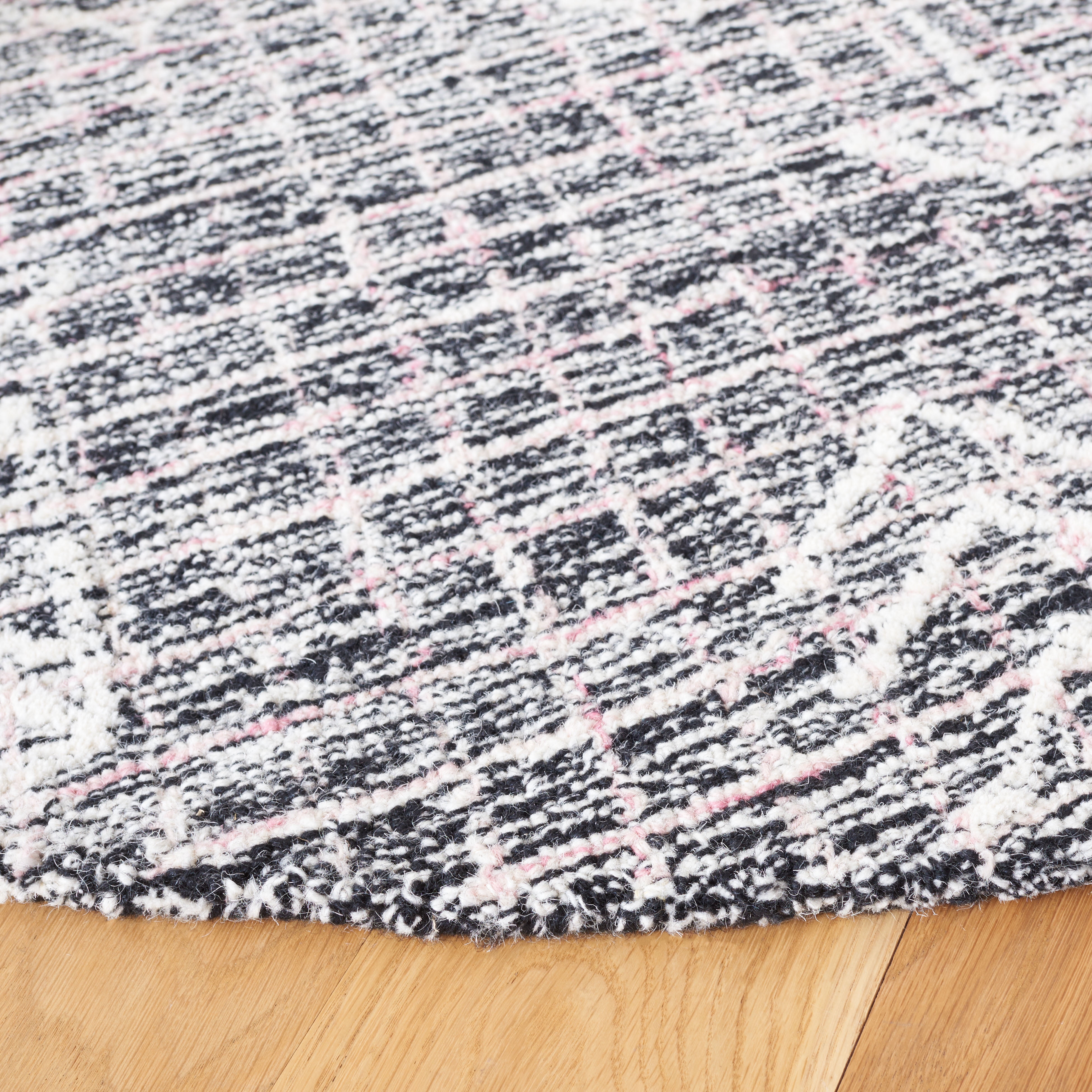 Safavieh Metro Yolonda Distressed Area Rug, Black/Ivory, 6' x 6' Round