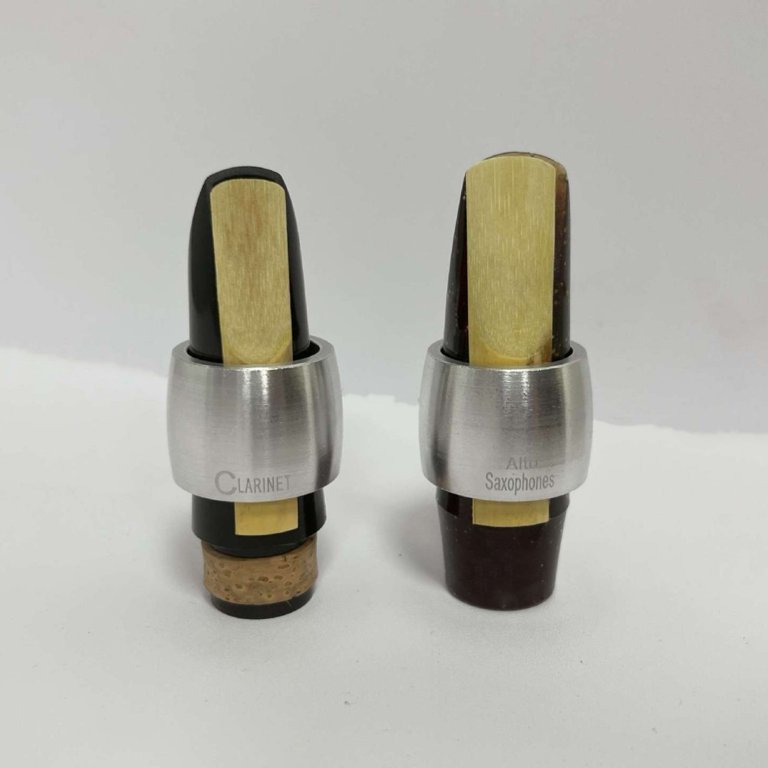 Clarinet reed outlet clamp