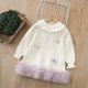 thumbnail image 3 of Vestido de niña de punto con cuello redondo y manga larga, color liso, estilo clásico infantil, con falda de flores y cuello de hoja, de poliéster., 3 of 6