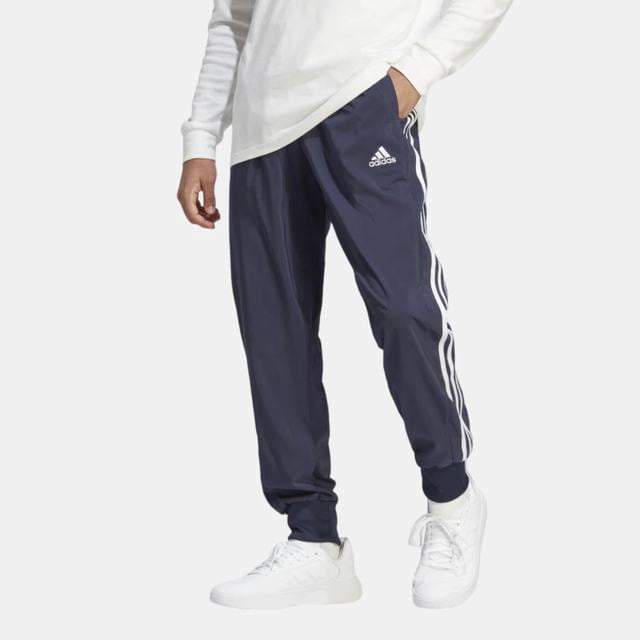 pants adidas hombre m 3s wv tc pt azul pantalón deportivo azul marino para hombre con corte clásico y cintura media; vista frontal a 3/4, tejido técnico liso con las tres franjas blancas en los costados y logo adidas blanco en la pierna, puños elásticos, cintura elástica con cordón y bolsillos laterales. AEROREADY transpirable; suele usarse para entrenamiento ligero o uso casual.