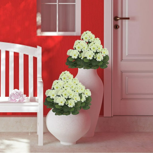 hwretie hortensias artificiales simulación flores exterior interior flores artificiales geranio begonia macetas colgantes decorativas arreglos para la decoración del hogar Arreglo de hortensias artificiales en dos macetas blancas texturizadas, vista frontal con racimos redondeados de pétalos de tela amarillo crema con centros verdes y hojas verdes superpuestas; tamaño 36 × 20 cm; fondo de pared roja junto a un banco blanco; ideal para decorar interiores, patios o eventos y también apto para colgar o colocar en mesas.