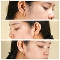 thumbnail image 4 of Aretes Tipo Botón en forma de C JeenMata chapados en oro amarillo con detalles de diamantes de imitación, 4 of 4