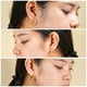 thumbnail image 4 of Aretes Tipo Botón en forma de C JeenMata chapados en oro amarillo con detalles de diamantes de imitación, 4 of 4