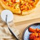 thumbnail image 4 of Disco para Cortar Pizza - Utensilio de Cocina - Práctico Cuchilla Circular para Cortar - Acero Inoxidable JM, 4 of 5