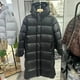 thumbnail image 2 of Chaqueta de plumón de ganso de invierno de estilo coreano de alta gama negra y dorada, chaqueta larga hasta la rodilla gruesa para hombres y mujeres, chaqueta a prueba de viento con capucha, 2 of 6