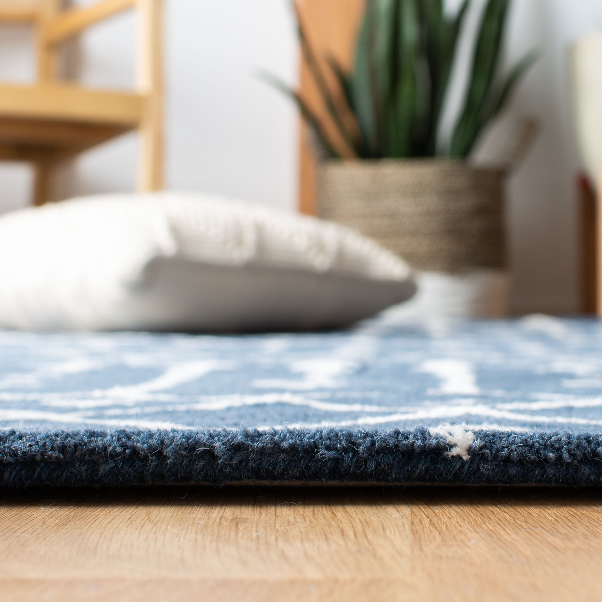 SAFAVIEH Himalaya Darin Geometric Wool Area Rug, Navy/Ivory, 6' x 9'