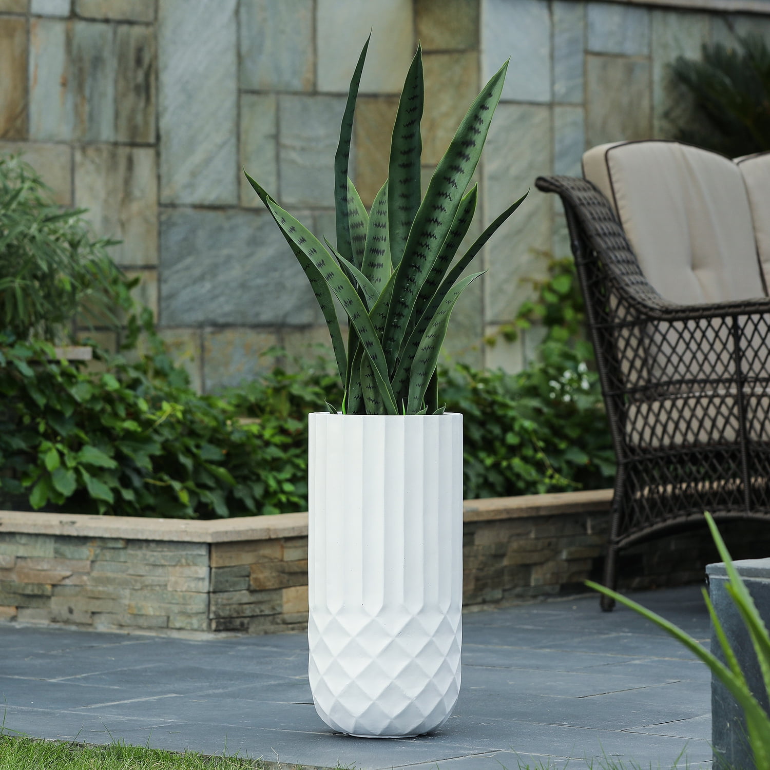 LuxenHome White 24-Inch Tall Round MgO Indoor/Outdoor Planter