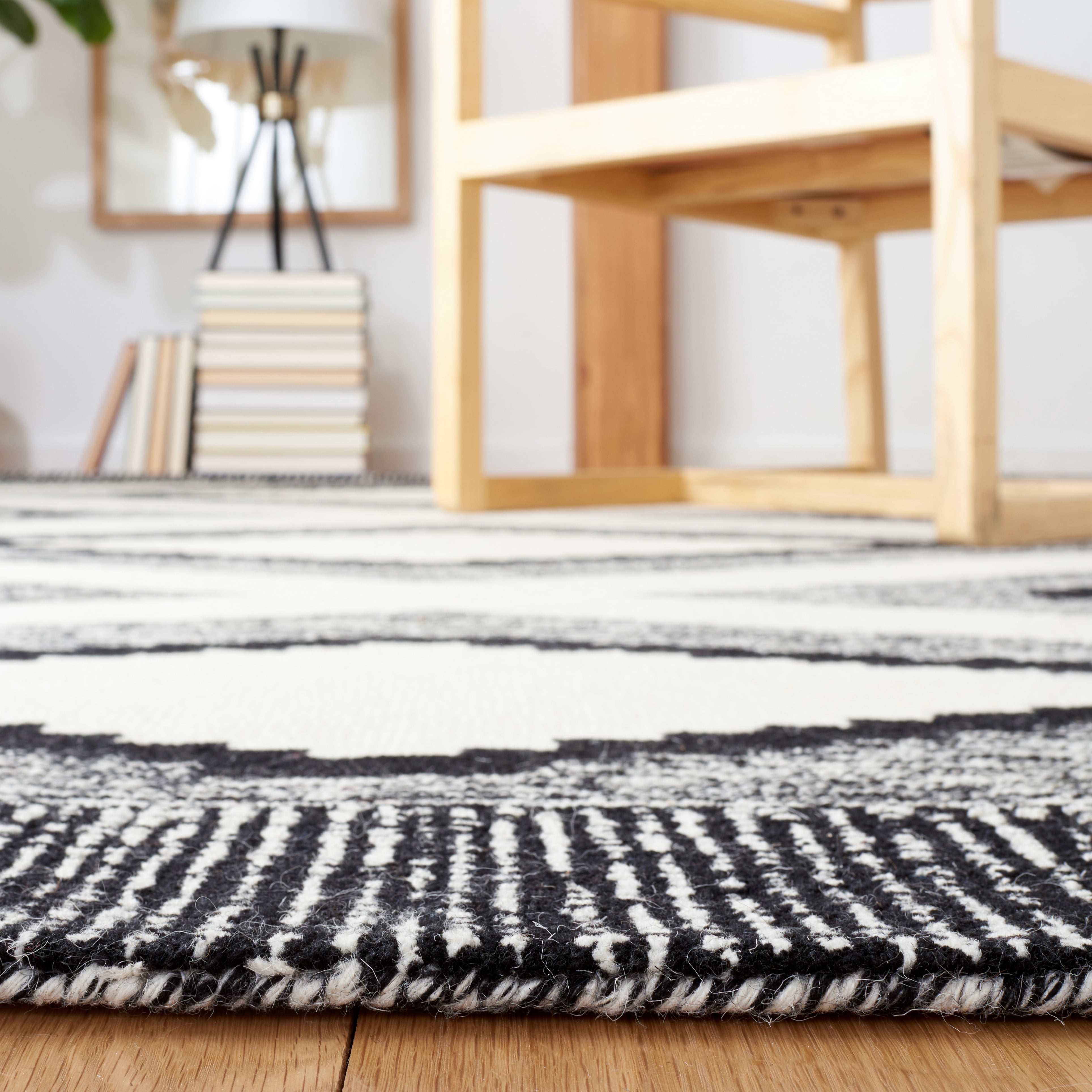 SAFAVIEH Casablanca Alvena Southwestern Wool Area Rug, Ivory/Black, 6' x 6' Square