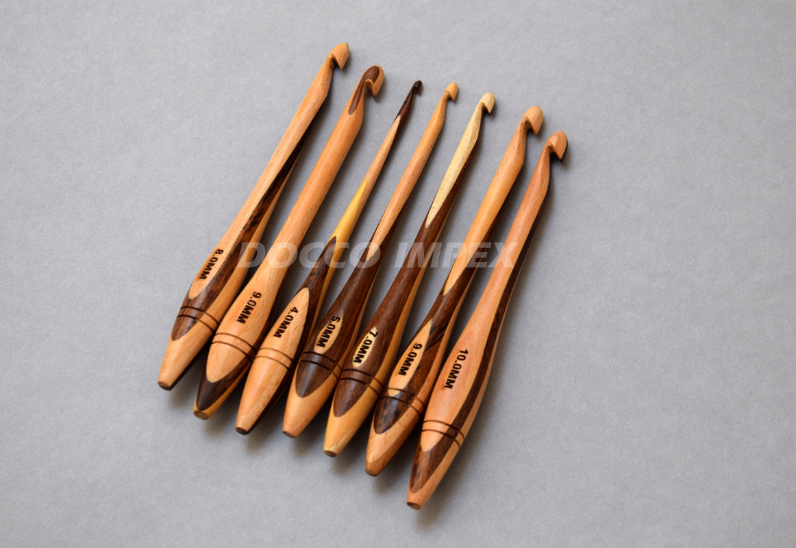 Wooden Crochet Hooks, Ergonomic Soft Grip, Rosewood and Maplewood Crochet Set of 7-4 mm to 10 mm, for Crocheting Yarn & Knitting