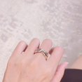 thumbnail image 5 of Anillo de tres colores de tres anillos de alta calidad con incrustaciones de diamantes en oro v Diseño de moda europeo y americano Anillo de tres anillos con incrustaciones de diamantes, 5 of 5
