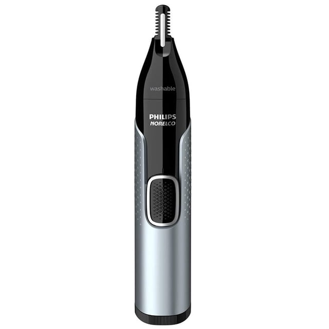 recortador de nariz philips norelco 5000 para nariz, orejas, vista frontal estrecha con cabeza recortadora en la punta; cuerpo plateado con paneles laterales gris texturizado, botón negro central y logotipo Philips Norelco visible sobre fondo blanco. Diseñado para recortar vello nasal y de orejas y adecuado para perfilar vello facial puntual.