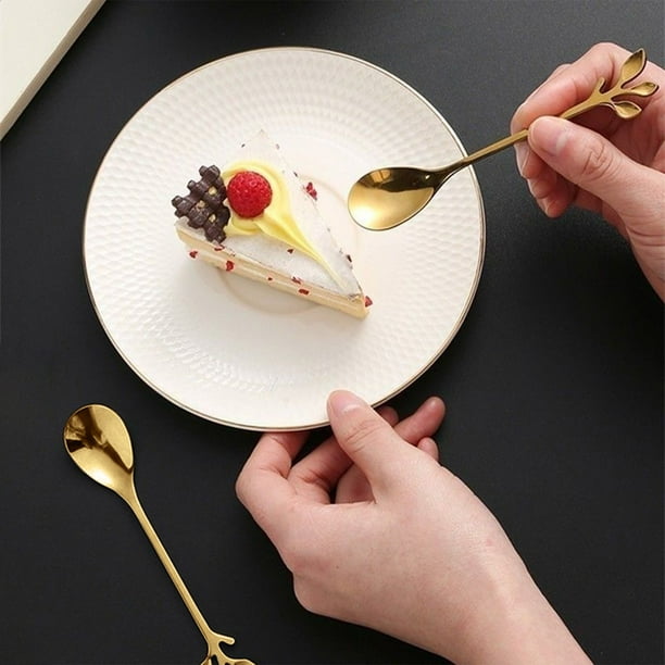 Cuchara dorada de acero inoxidable de una pieza con mango largo y diseño de hoja para revolver café y postres. Resistente a la oxidación y fácil de limpiar. Ideal para cafeterías,