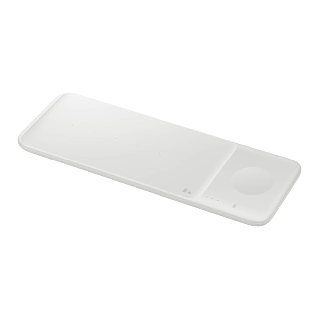 cargador inalámbrico samsung electronics trio white qi cargador blanco de tres zonas, vista 3/4: base rectangular alargada con esquinas redondeadas y superficie mate, zona circular derecha con guía magnética para Galaxy Watch, dos zonas planas para teléfono y Galaxy Buds, iconos discretos y fila de LEDs indicadores en el borde frontal, diseño delgado minimalista para mesa.