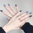 thumbnail image 2 of Set de uñas postizas largas mate estilo ataúd en negro y azul con pegamento y puntas acrílicas reutilizables., 2 of 5