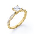 thumbnail image 4 of JeenMata Anillo de Compromiso de 4 Puntas con Diamantes de Talla Princesa con Detalles Pavé en Oro Amarillo de 10 K, 4 of 6
