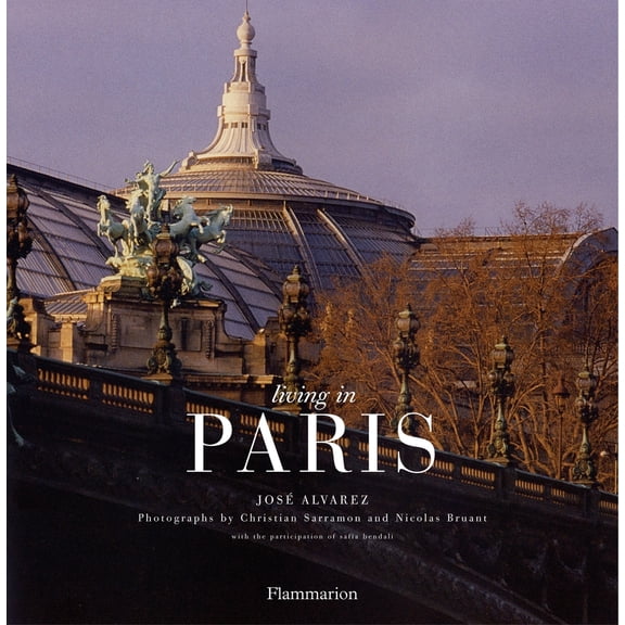 Pre-Owned Living In Paris (New Edition) (Hardcover) 2080304232 9782080304230