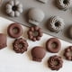 thumbnail image 4 of Molde de silicona para rosquillas y Chocolate con 6/8 cavidades, bandeja antiadherente para hornear, resistente al calor, reutilizable, plegable, Herramientas y accesorios para hornear 20 donas Bearachild HA004965-02, 4 of 6