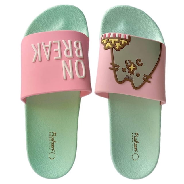 sandalia pusheen the cat talla 22 aqua on break Slide talla 22 turquesa y rosa, vista cenital de ambas sandalias con pala ancha rosa que muestra "ON BREAK" y dibujo de Pusheen con dona; plantilla texturizada turquesa, suela plana antideslizante y materiales suaves, adecuada para uso casual y suele usarse en alberca o playa.
