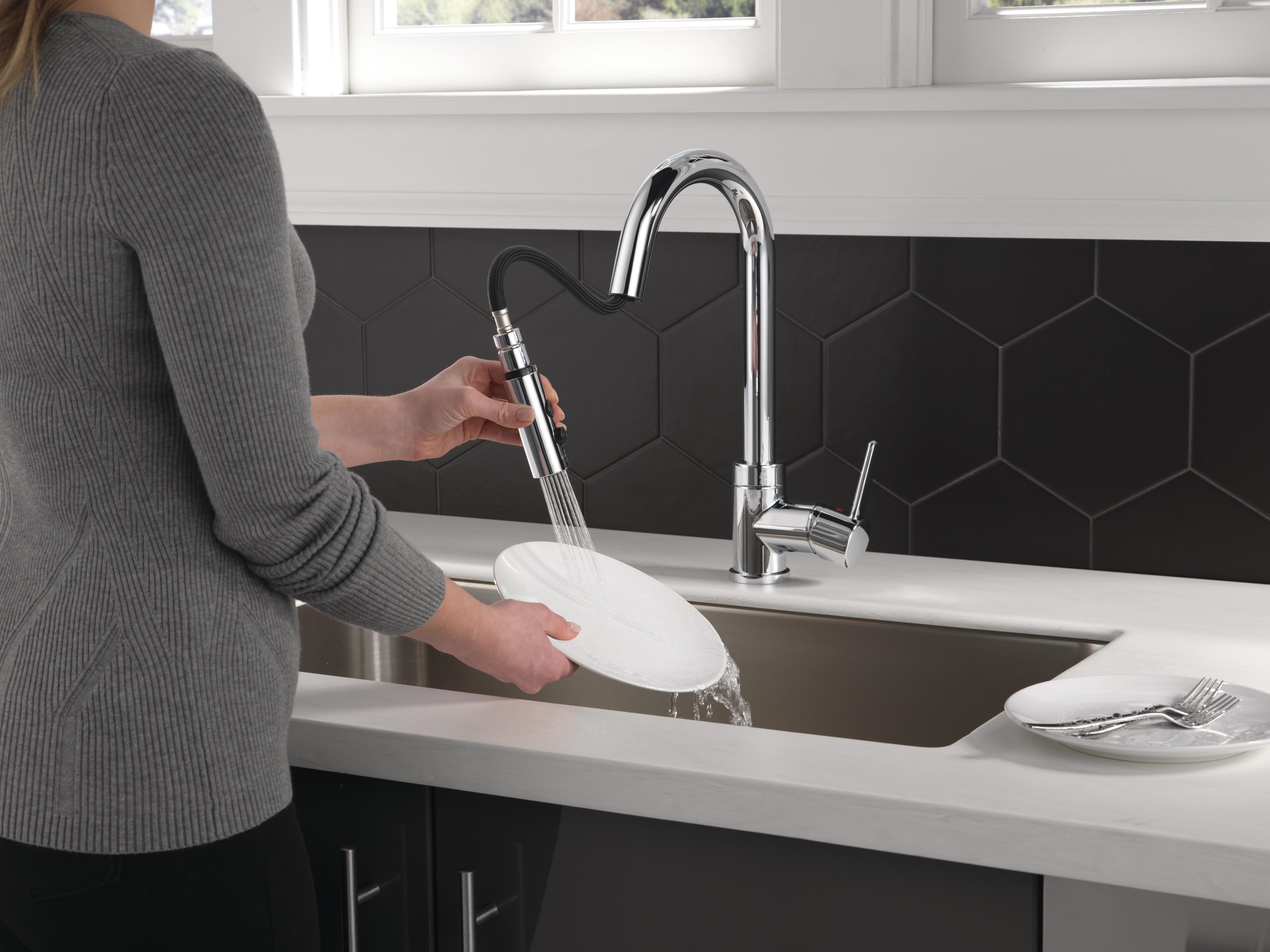 Peerless Precept Single Handle Pull-Down Sprayer Kitchen Faucet in Chrome P188152LF - image 5 of 15