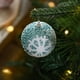 thumbnail image 4 of Bolas colgantes decorativas navideñas de copos de nieve | Adornos de plástico de 8 cm | Colores rojo, azul y rosa | Diseño festivo con cuentas y lentejuelas | Decoración navideña para la repisa del, 4 of 6