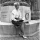 Posterazzi SAL255421095 Séduisante Jeune Femme Assise sur un Monument à l'Affiche du Campus Universitaire - 18 x 24 Po. – image 1 sur 1