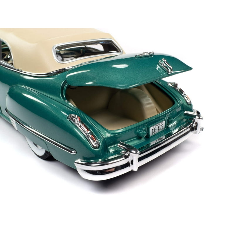 ミニカー　1947  CADILLAC 1:18-Scale 1947 Cadillac Series 62 Cabriolet Diecast Car