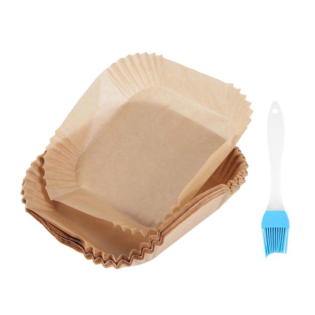 50 piezas papel pergamino para freidora aire con cepillo aceite revestimientos para freidora aire cuadrado hojas desechables para freidora aire papel para hornear 6,3 pulgadas Paquete de 50 revestimientos cuadrados color café, 16 x 4.5 cm cada uno, vista 3/4; papel de pulpa con bordes ondulados y fondo formado apilado junto a un cepillo de silicón azul con mango blanco, apto para freidora de aire, horno y microondas; también suele usarse para servir porciones en reuniones.
