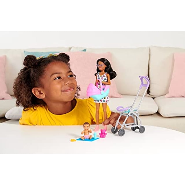 Barbie Skipper Babysitters Inc. Playset con muñeca Babysitter Barbie pelo rizado y morena cochecito