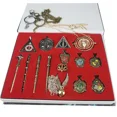 thumbnail image 2 of Broche y anillo con insignia de metal con reloj de arena y giratiempo de Harry Potter, varita mágica de Quidditch, llavero con piedra mágica, caja de regalo, 2 of 5