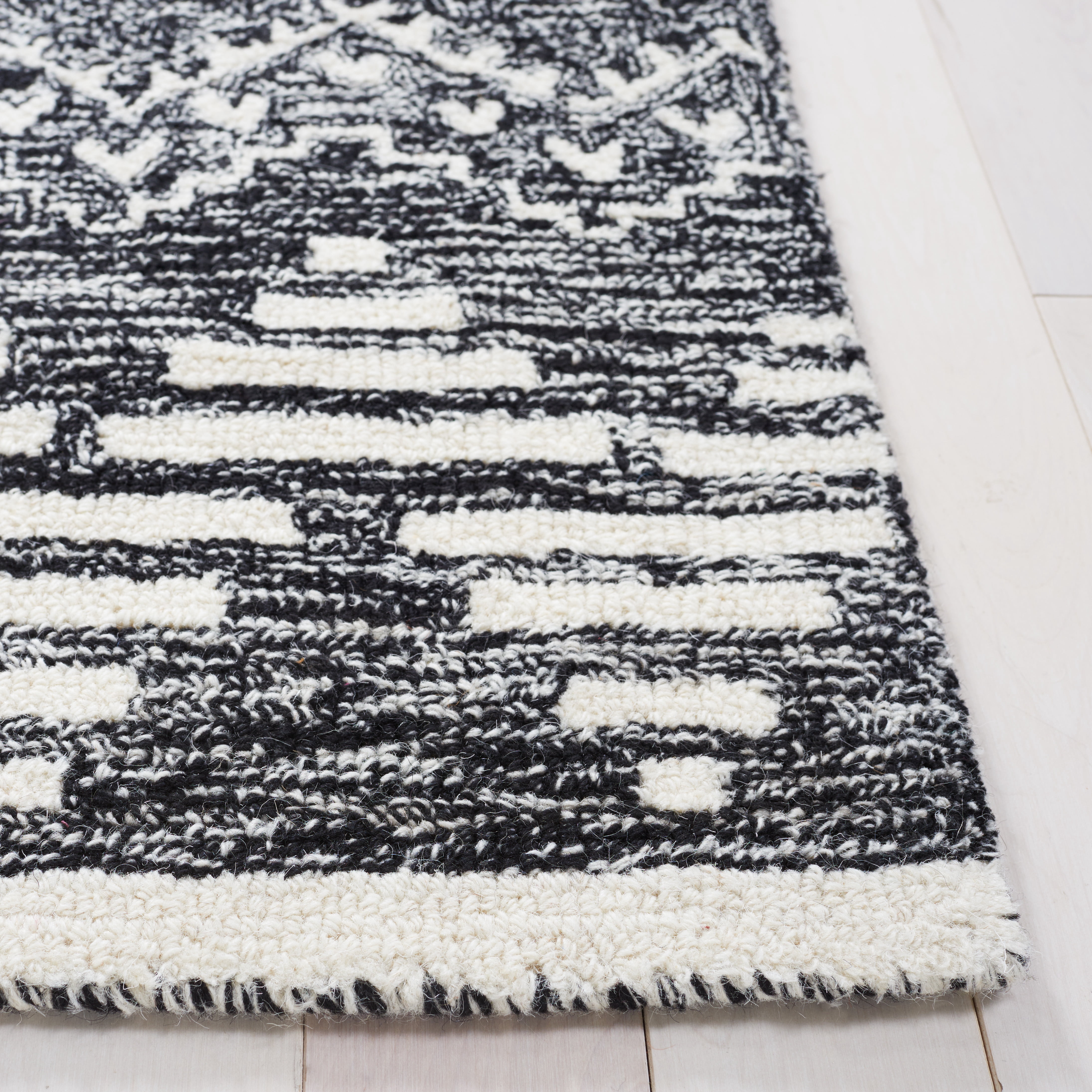 SAFAVIEH Metro Emelly Southwestern Area Rug, Black/Ivory, 3' x 5'