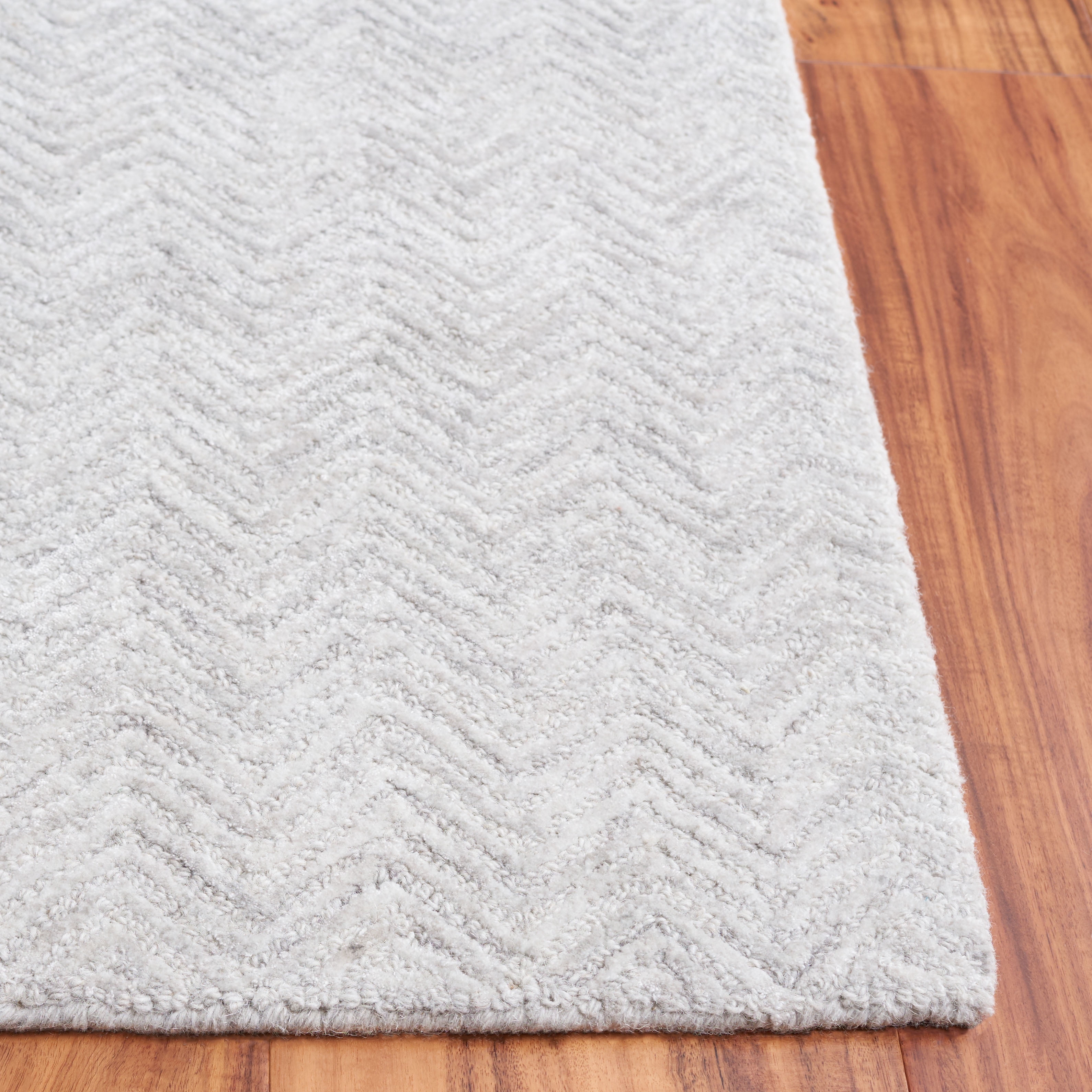 SAFAVIEH Glamour Flanagan Wavy Striped Area Rug, Gray/Ivory, 5' x 8'