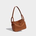 thumbnail image 5 of Bolso bandolera de alta gama 2024, nuevo bolso de hombro informal de moda de verano de nicho, bolso pequeño versátil, bolso de médico, 5 of 5