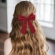thumbnail image 4 of Pinza para el pelo con lazo negro y rojo: un complemento elegante y atemporal para tus peinados recogidos, 4 of 5