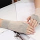 thumbnail image 1 of Guantes de invierno cálidos sin dedos para mujer, con agujero para el pulgar, lana de angora súper suave, 1 of 4
