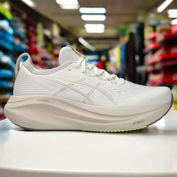 Zapatillas Para Correr ASICS GEL-NIMBUS 27 Para Mujer en color Crema/Beige Mineral (Talla 7.5 de EE. UU.)
