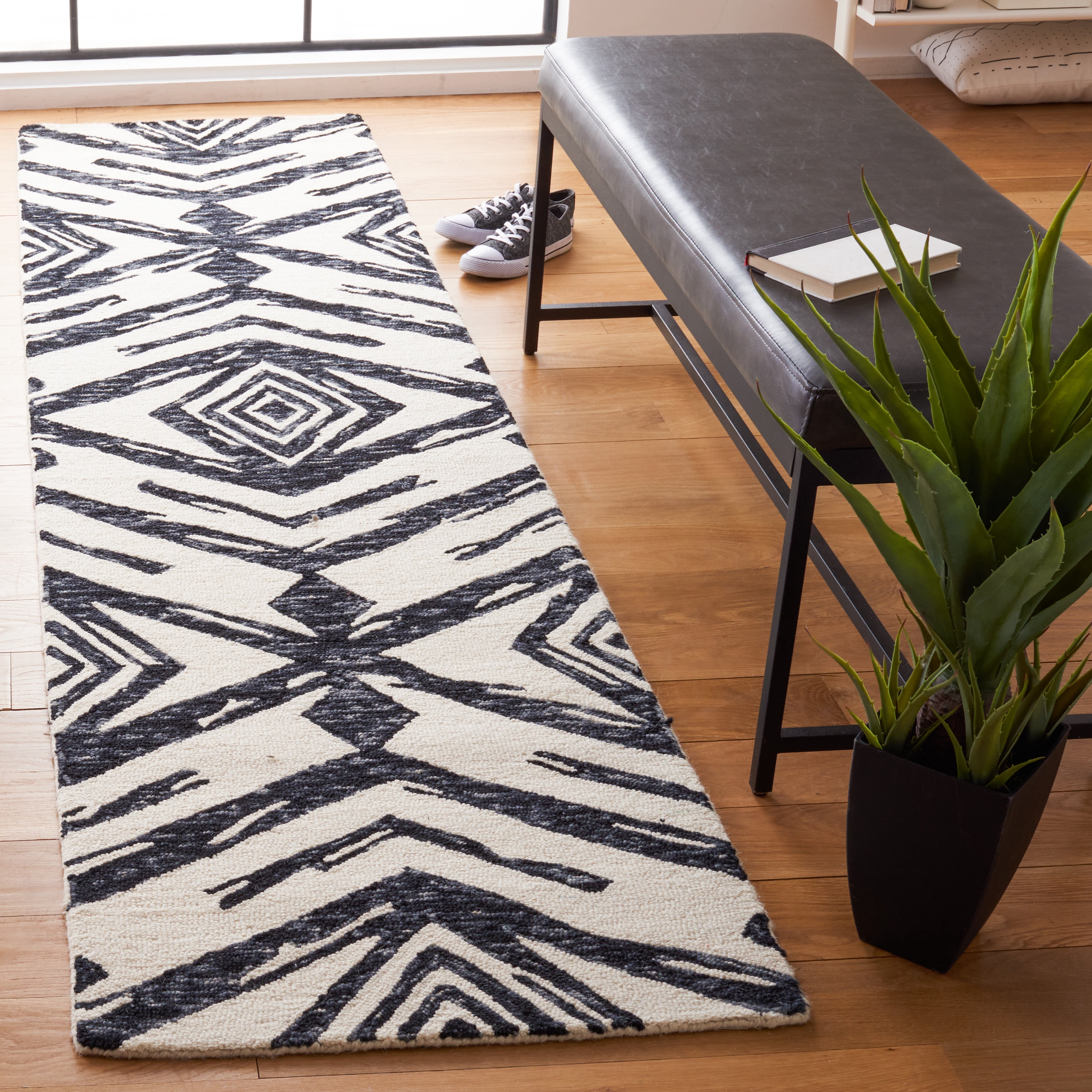 SAFAVIEH Metro Syeda Diamond Runner Rug, Black/Ivory, 2'3" x 9'