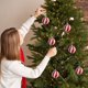 thumbnail image 5 of Adorno navideño colgante | Bola navideña roja y blanca | Adorno de plástico para árbol de Navidad para decoración navideña de interiores en el hogar, 5 of 7
