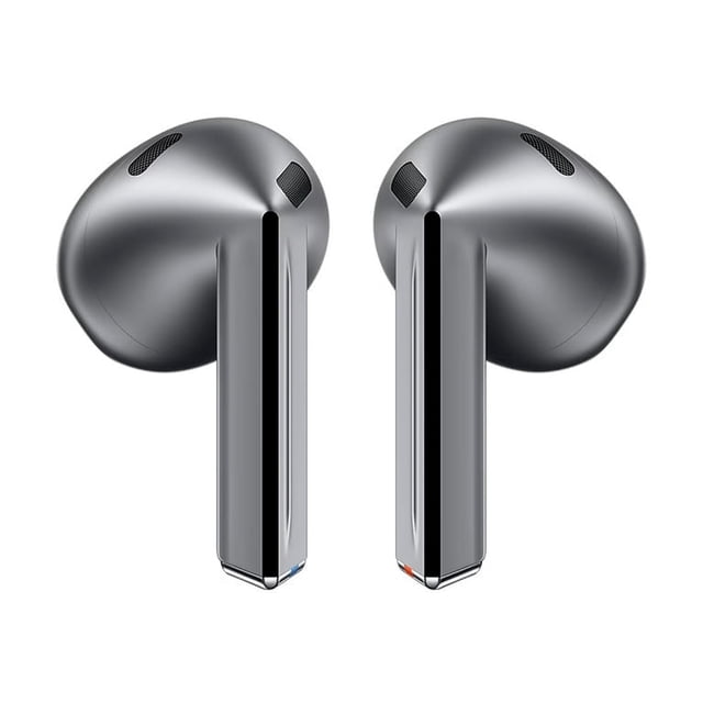 samsung galaxy buds 3 pro plata Auriculares in ear True Wireless color plata con estuche de carga. Vista frontal centrada de ambos earbuds con tallo corto y acabado metálico liso, rejillas de micrófono visibles y controles táctiles integrados; diseño ergonómico para cancelación activa de ruido y conectividad Bluetooth estable; también son adecuados para llamadas manos libres y uso en movilidad.