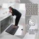 thumbnail image 5 of Alfombra de baño Yimobra Memory Foam, supersuave, 80 x 50 cm, color gris oscuro, 5 of 7