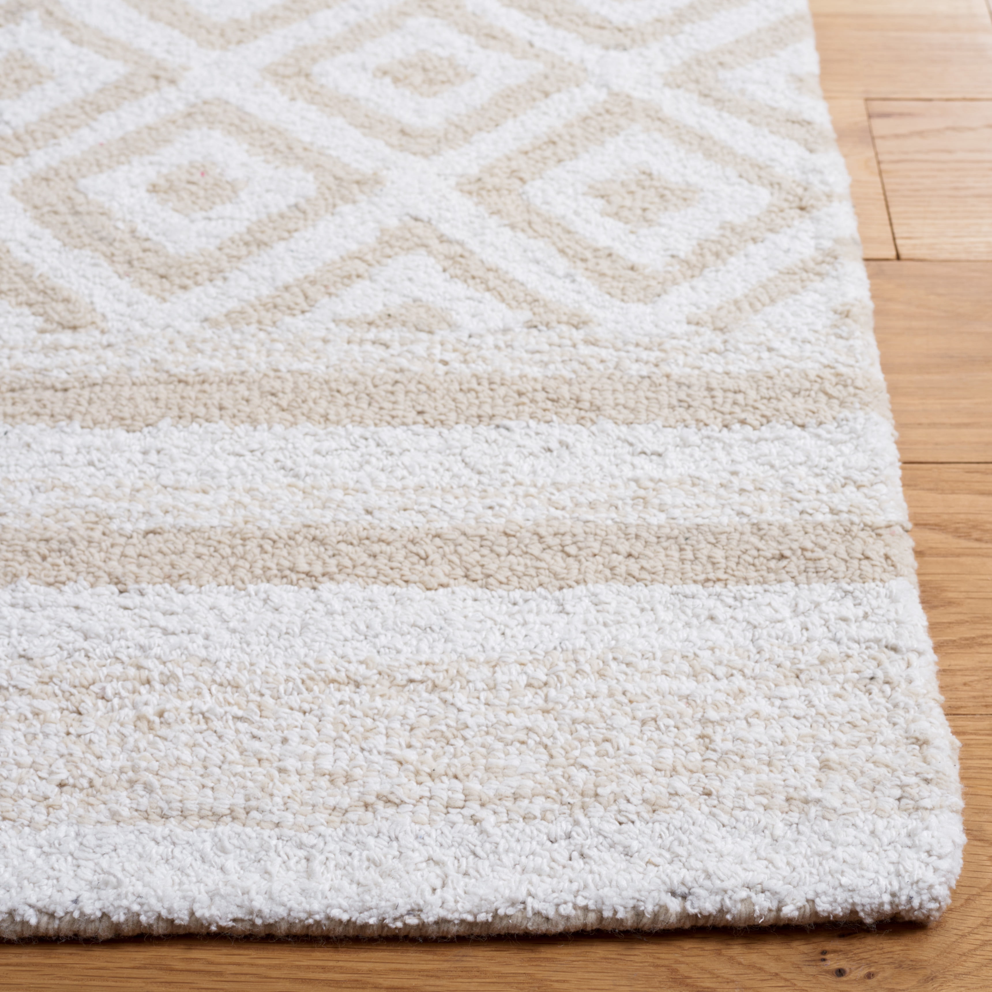 SAFAVIEH Capri Norton Southwestern Area Rug, Ivory/Beige, 6' x 9'