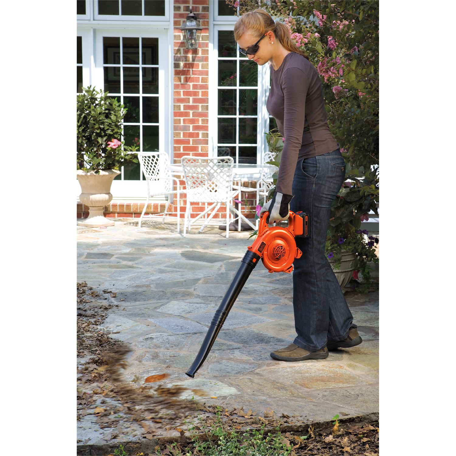 BLACK+DECKER LSW20 20V MAX* Cordless Lithium Sweeper - image 4 of 8