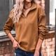 thumbnail image 2 of Blusa de mujer con escote en V, mangas largas y detalle de hombros caídos con cremallera en tonos caramelo, 2 of 5
