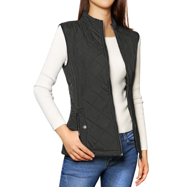 día de san patricio chaleco acolchado ligero con cremallera y cuello alto para mujer negro l chaleco sin mangas acolchado de corte slim, vista frontal 3/4 con cierre de cremallera completo, cuello alto, quilting en rombos y bolsillos delanteros inclinados con broches en tela negra mate; también suele usarse para capas ligeras en viajes y salidas informales.